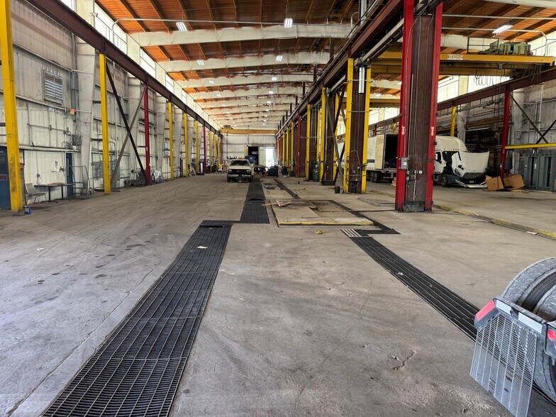 More Photos Of 530 Steves Ave, San Antonio Distribution For Sale