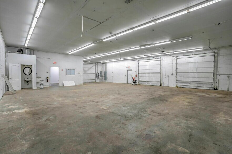 More Photos Of 43956 Commerce Ave, Hollywood Industrial For Lease