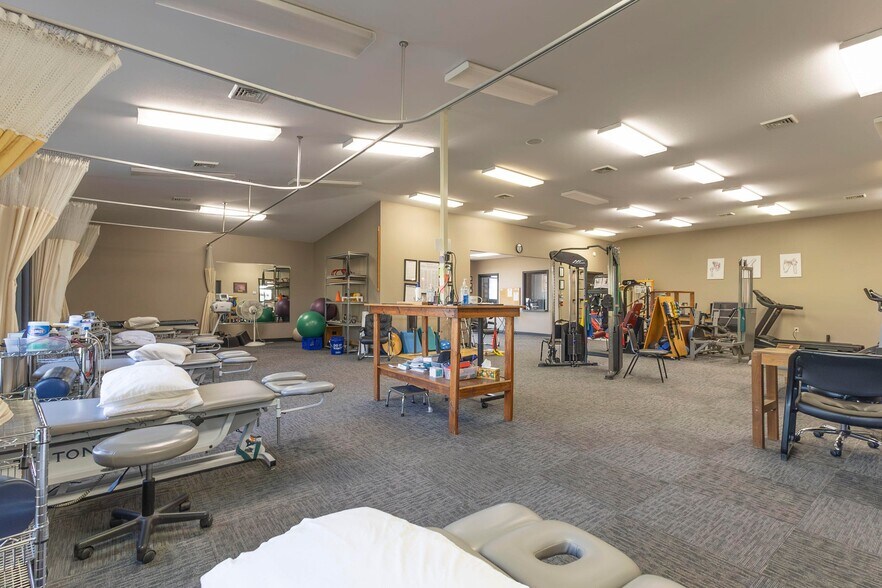 More Photos Of 2100 Silva Ln, Moberly Office For Sale
