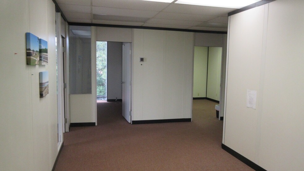 More Photos Of 1657 Commerce Dr, South Bend Coworking Space
