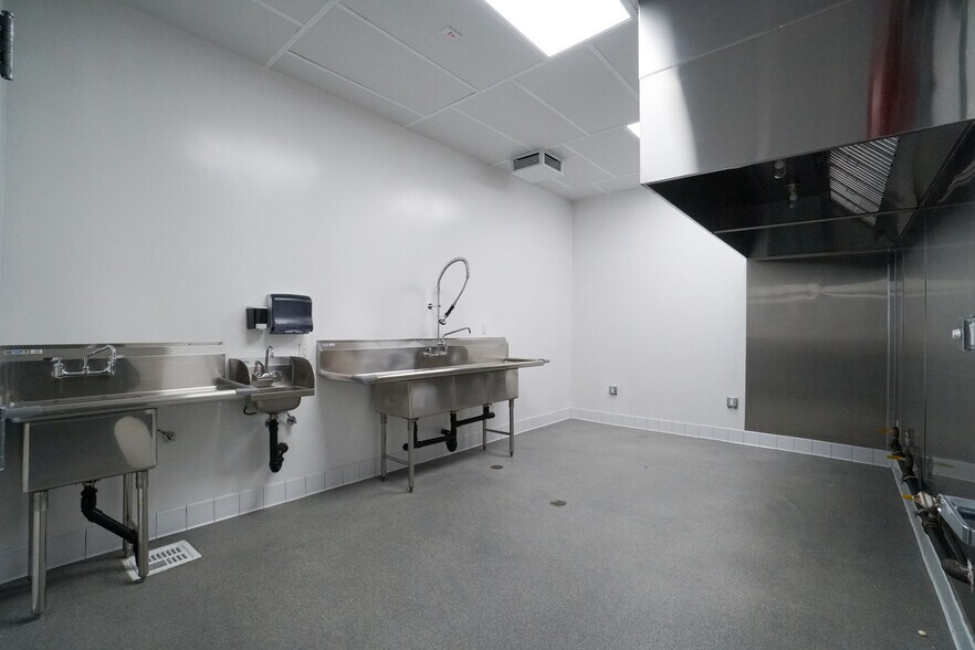 More Photos Of 1100 E 14th Pl, Los Angeles Warehouse For Sale