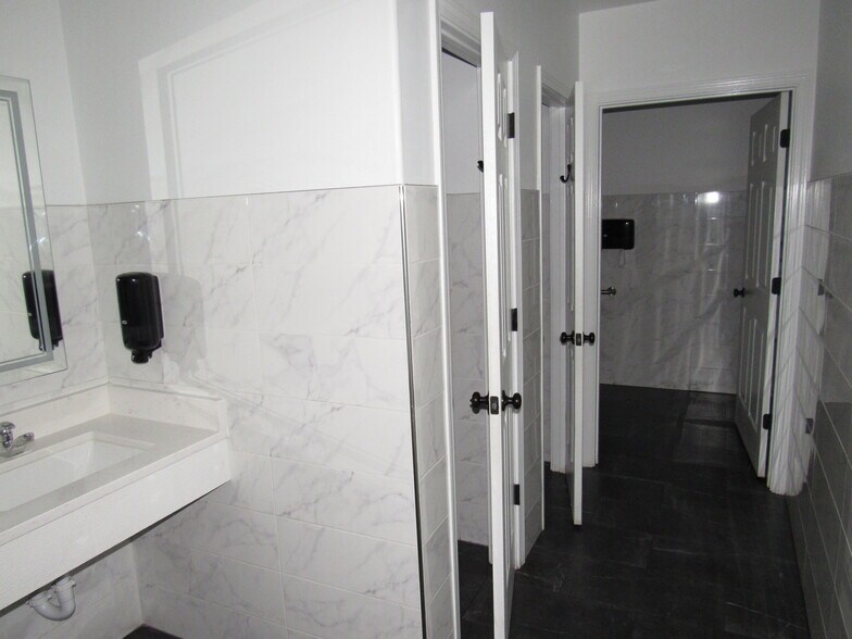 More Photos Of 802 S Main St, Belton General Retail For Sale