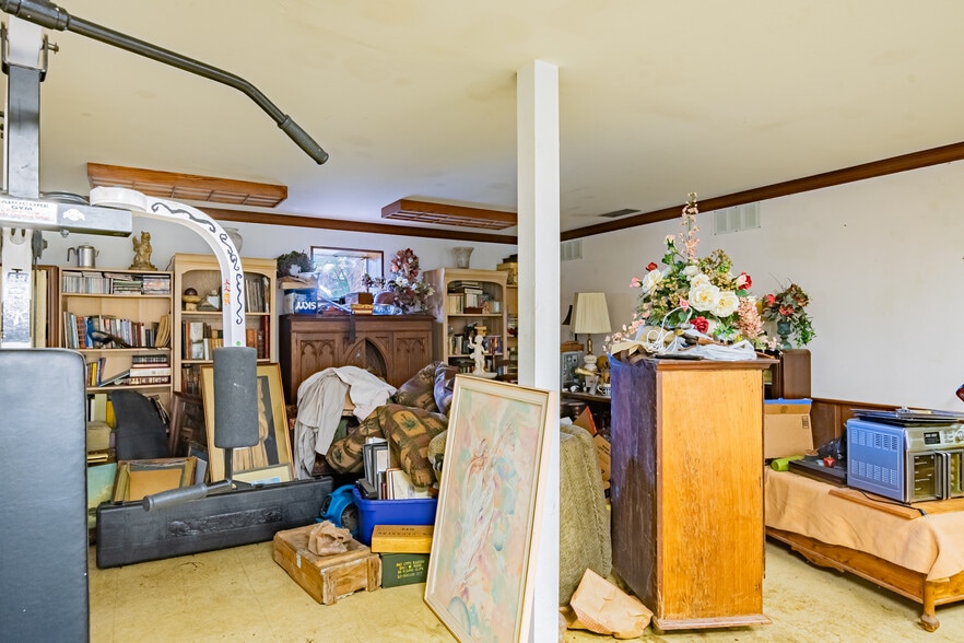 More Photos Of 220 Davenport Blvd, Davenport General Retail For Sale