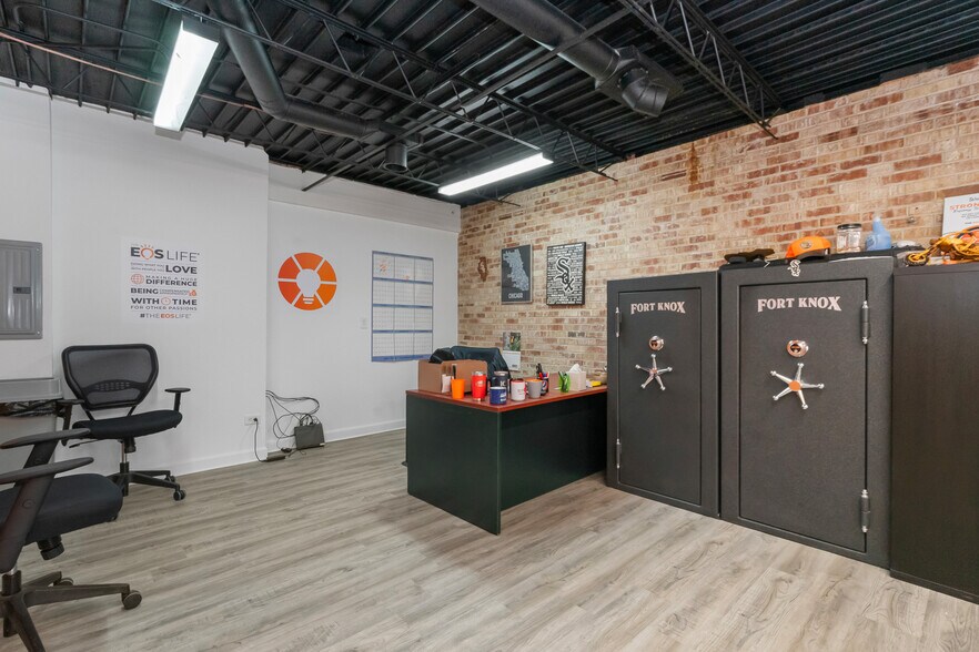 More Photos Of 3100 S Oak Park Ave, Berwyn Office For Sale