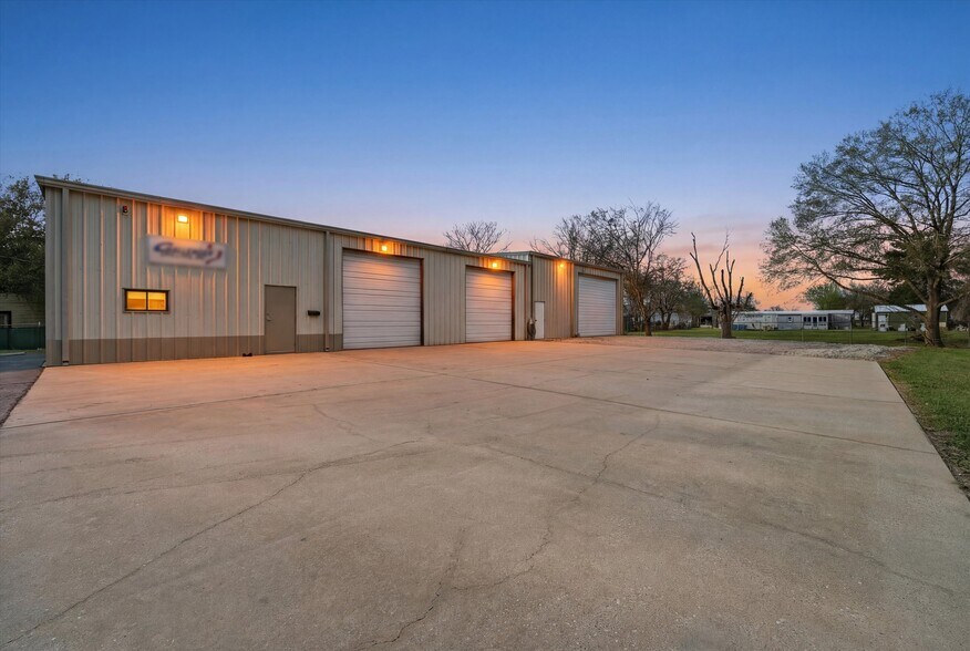 More Photos Of 14102 Pine Meadow Ln, Tomball Warehouse For Lease