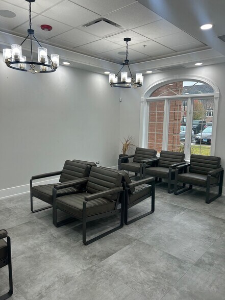 More Photos Of 1870 W Winchester Rd, Libertyville Office For Sale