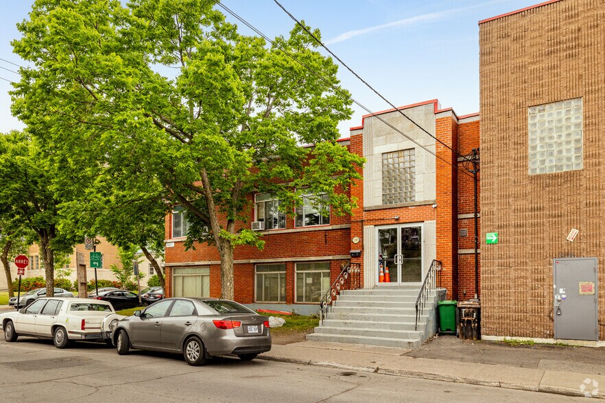 Primary Photo Of 2424 Rue Des Carrières, Montréal Light Manufacturing For Lease