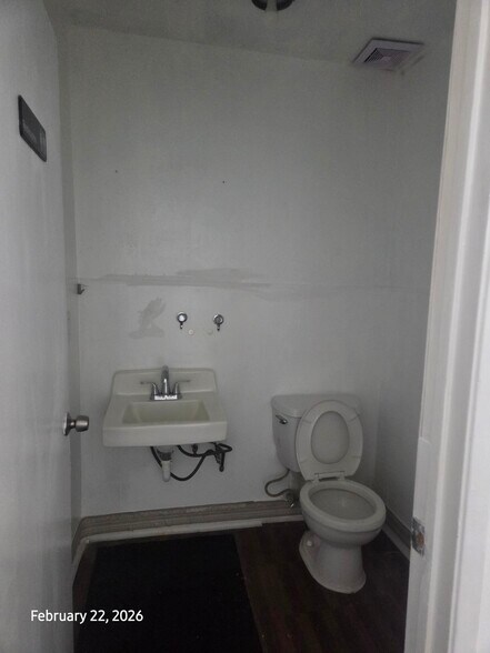 More Photos Of 4601-4619 Wilson Rd, Bakersfield Storefront For Lease