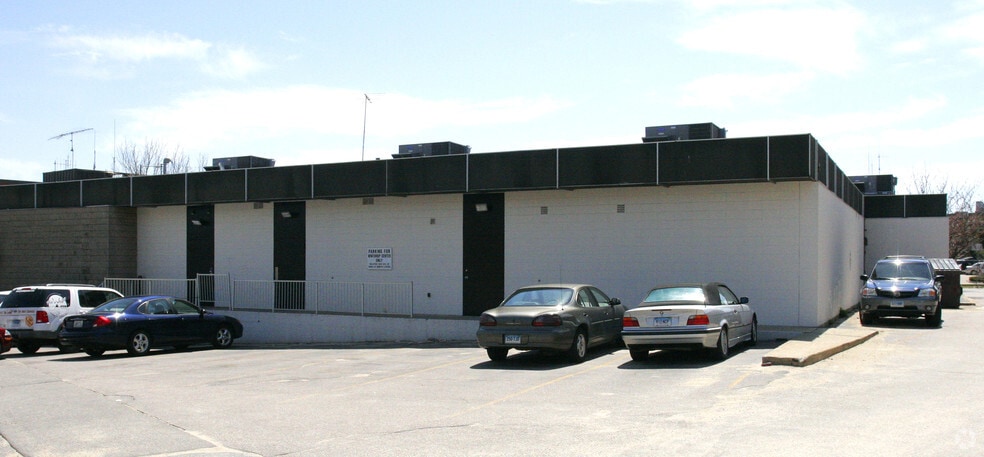 More Photos Of 7 Governor Winthrop Blvd, New London Storefront Retail Office For Lease
