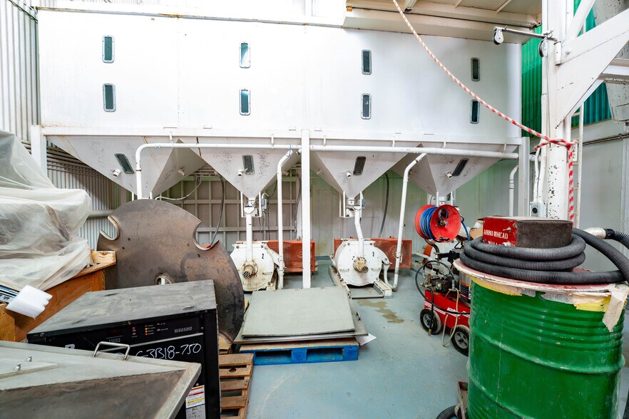 More Photos Of 225 Lawton Ave, Hereford Manufacturing For Sale