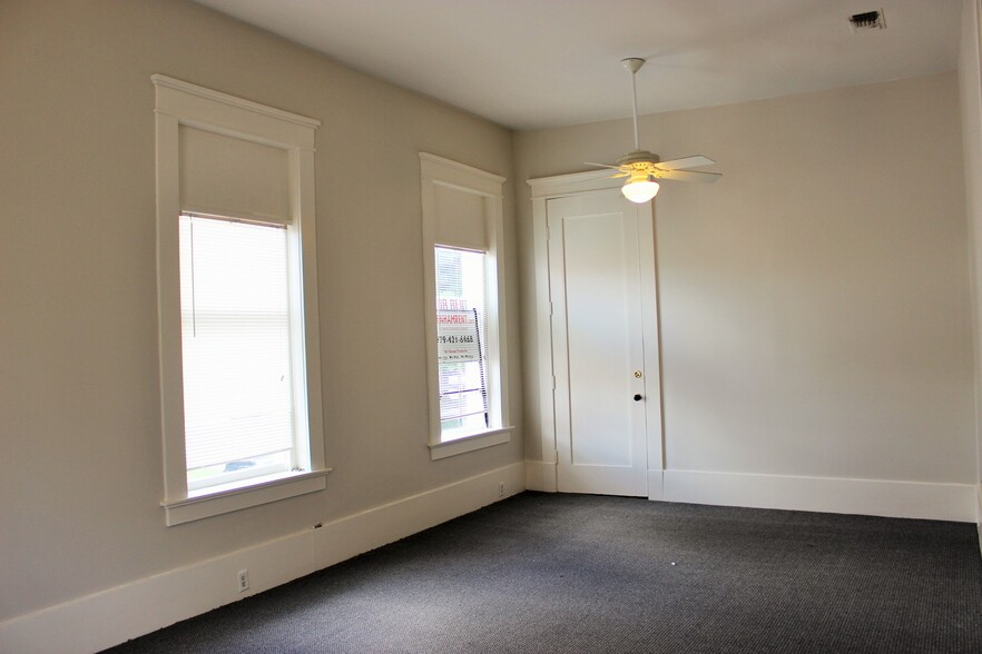 More Photos Of 100-102 E Alamo St, Brenham Office For Lease