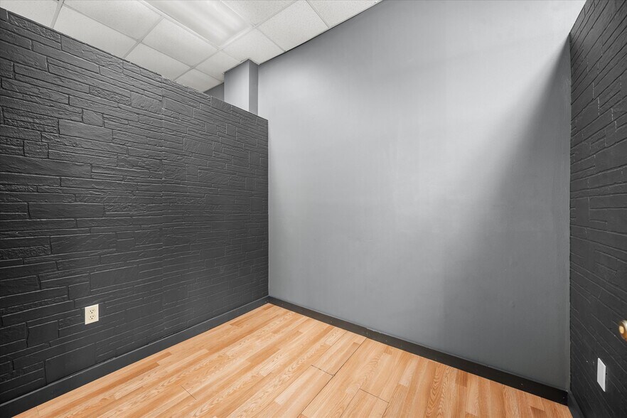 More Photos Of 1502 W 7th St, Laurel Showroom For Sale