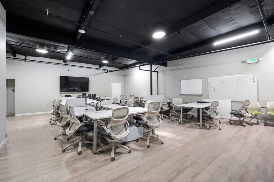 More Photos Of 800 E Dyer Rd, Santa Ana Showroom For Sale