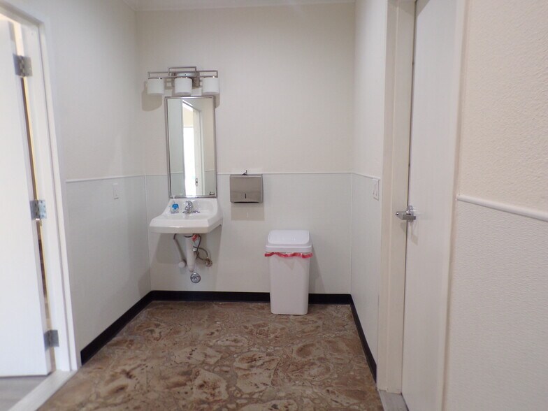 More Photos Of 953 Washington St, San Carlos Warehouse For Lease