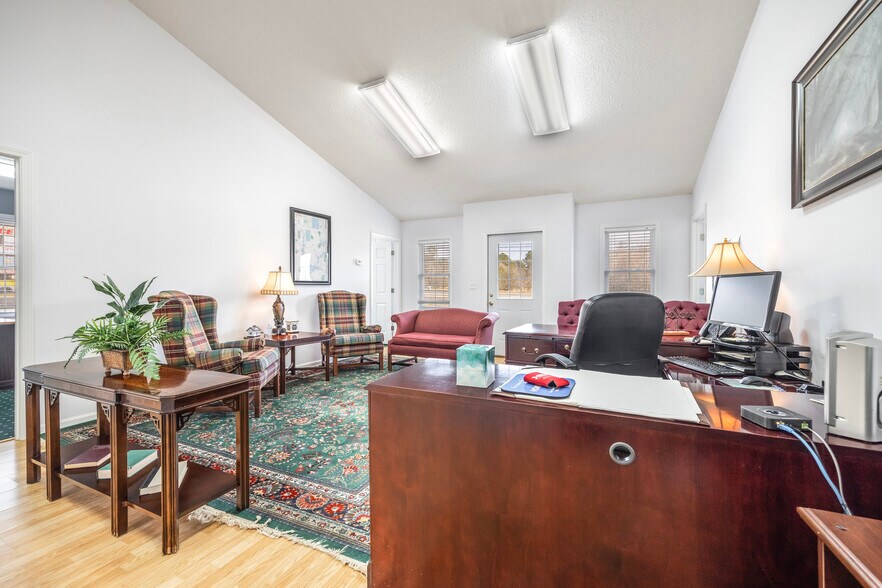 More Photos Of 13325 Jones St, Lavonia Office For Sale