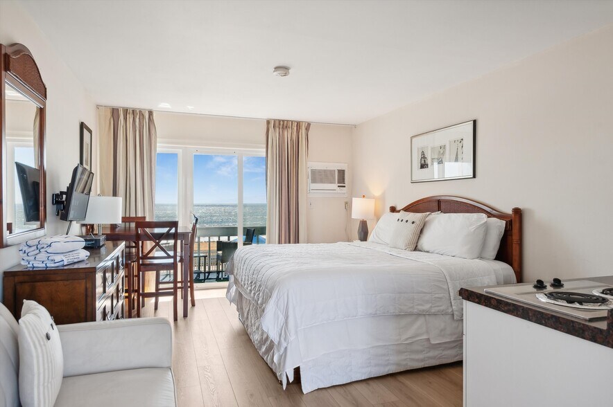 More Photos Of 84 S Emerson Ave, Montauk Hotel For Sale