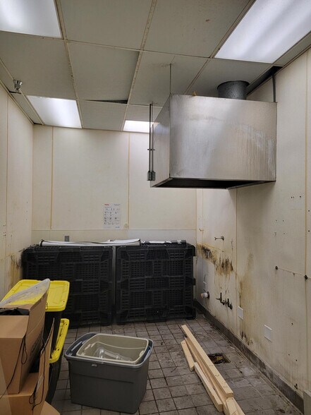 More Photos Of 4000 W 6th St, Lawrence Freestanding For Lease