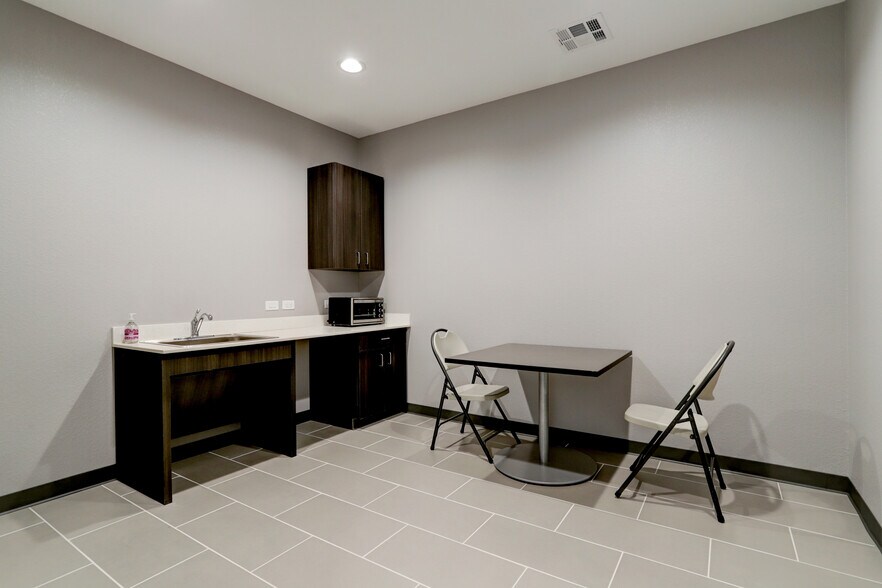 More Photos Of 800 Bonaventure Way, Sugar Land Medical For Sale