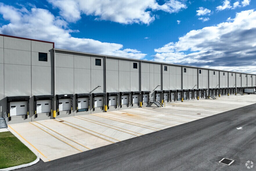 More Photos Of 956 E Erie Ave, Philadelphia Distribution For Lease