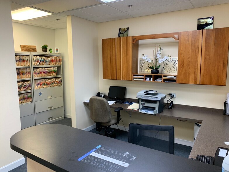 More Photos Of 1491 Merchant Dr, Algonquin Medical For Sale