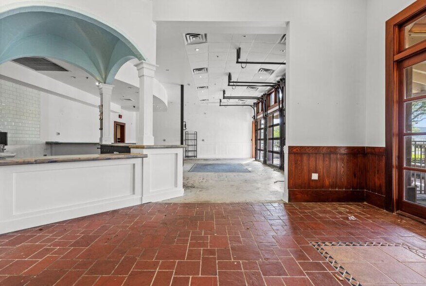 More Photos Of 1028 Johnnie Dodds Blvd, Mount Pleasant Restaurant For Sale