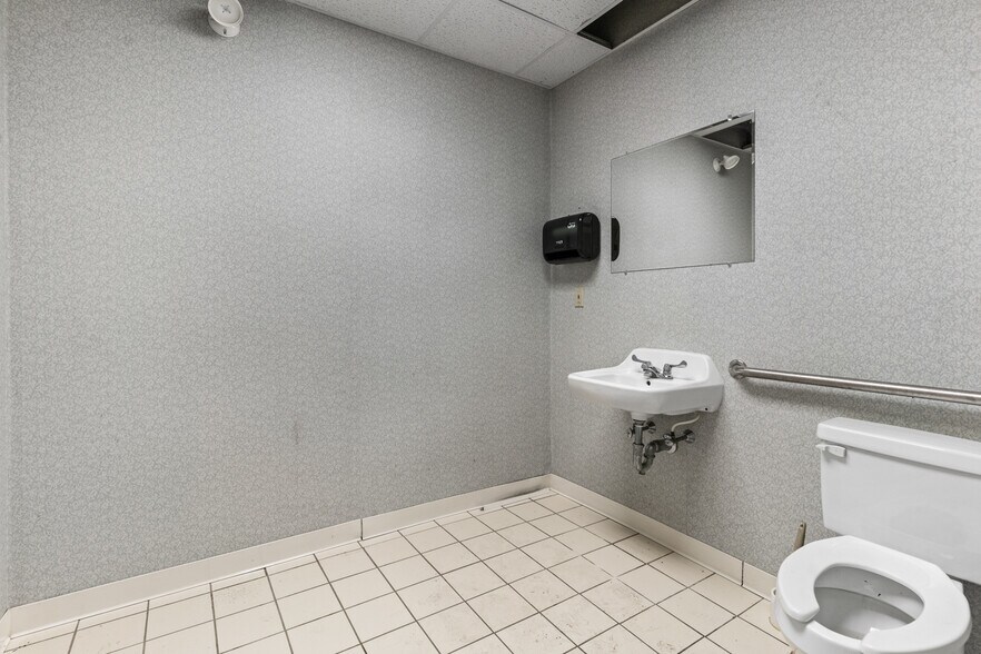 More Photos Of 6854 Post Rd, North Kingstown Freestanding For Lease