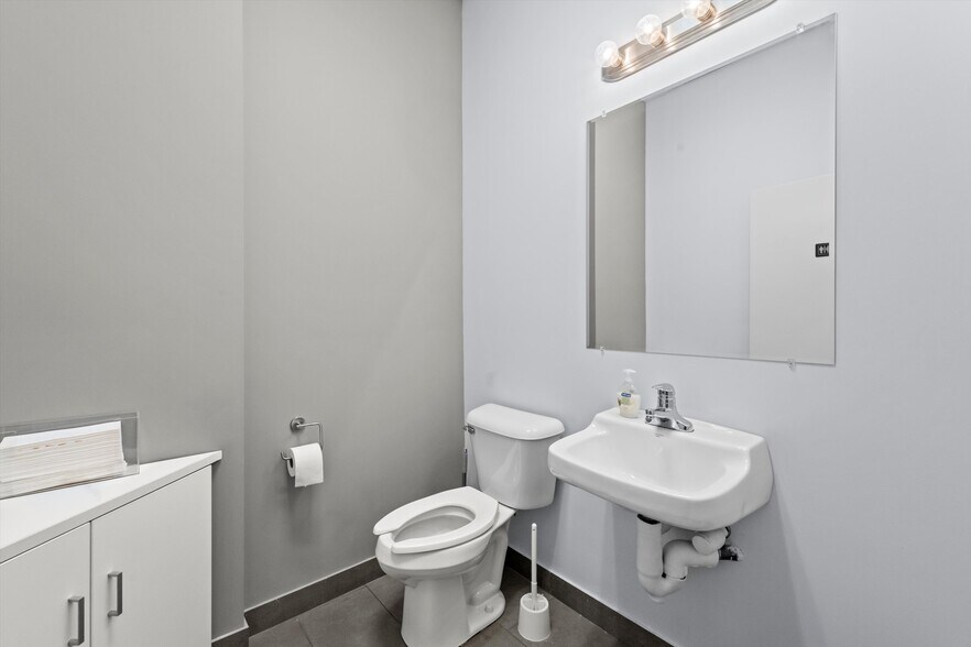 More Photos Of 2754 W Fullerton Ave, Chicago Freestanding For Lease