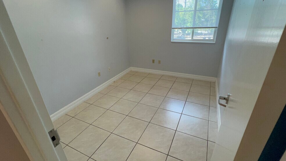 More Photos Of 4940 Bayline Dr, North Fort Myers Warehouse For Lease