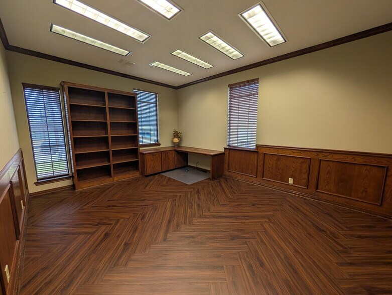 More Photos Of 3640 W Waco Dr, Waco Office For Lease