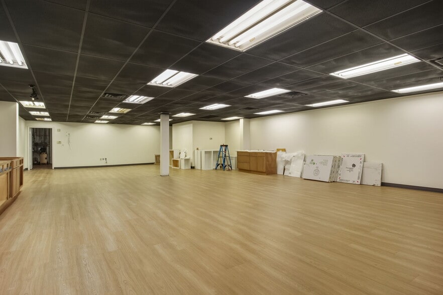 More Photos Of 1550 E Market St, Harrisonburg Storefront Retail Office For Lease
