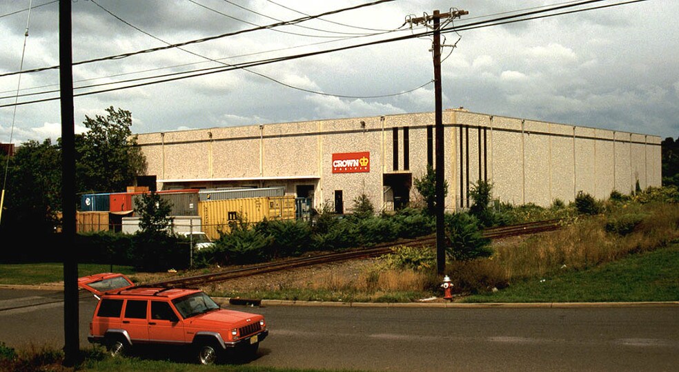 Primary Photo Of 60 Executive Ave, Edison Warehouse For Lease