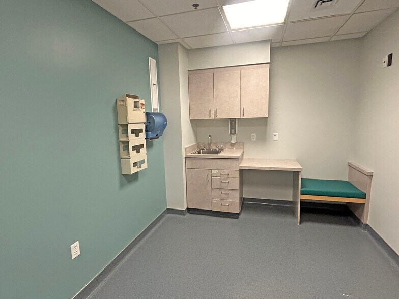 More Photos Of 21 Whitehall Rd, Rochester Hospital For Lease