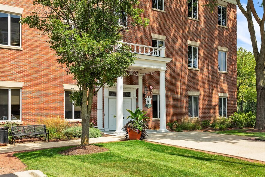 More Photos Of 911 N Elm St, Hinsdale Medical For Lease