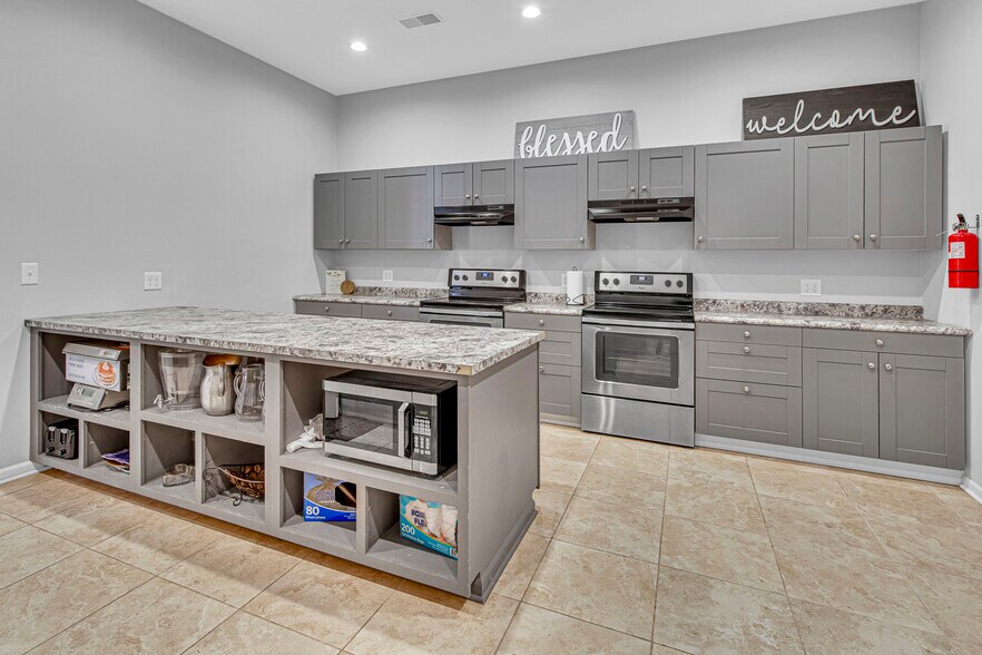 More Photos Of 703 W Berry St, Hamilton Hotel For Sale