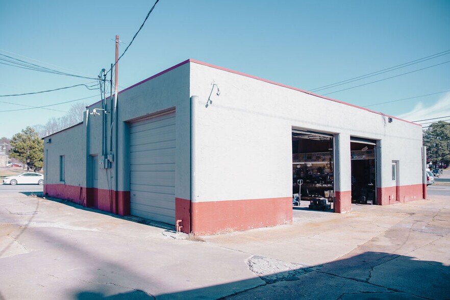 More Photos Of 601 S School Ave, Fayetteville Auto Repair For Sale