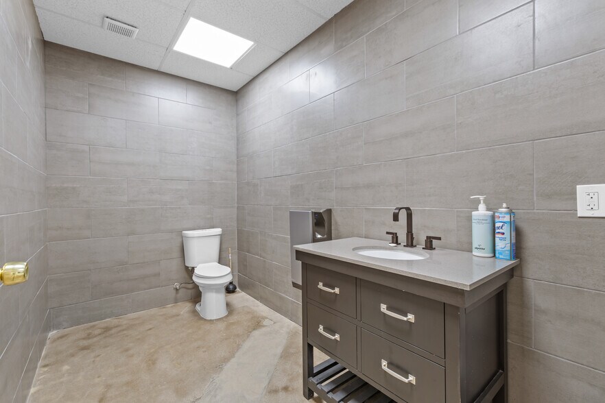 More Photos Of 2415 W Northwest Hwy, Dallas Storefront For Lease