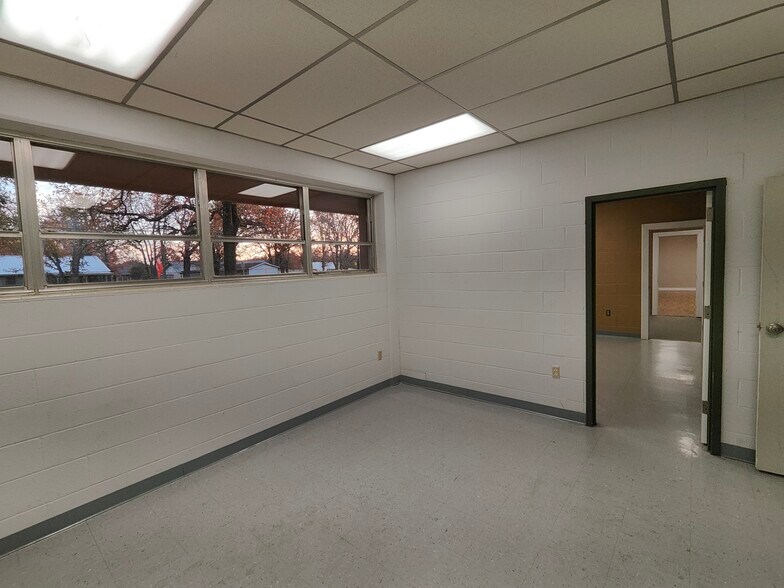 More Photos Of 3787 NW Loop 286, Paris Medical For Lease