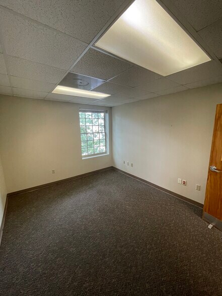 More Photos Of 12 N Washington St, Winchester Specialty For Sale