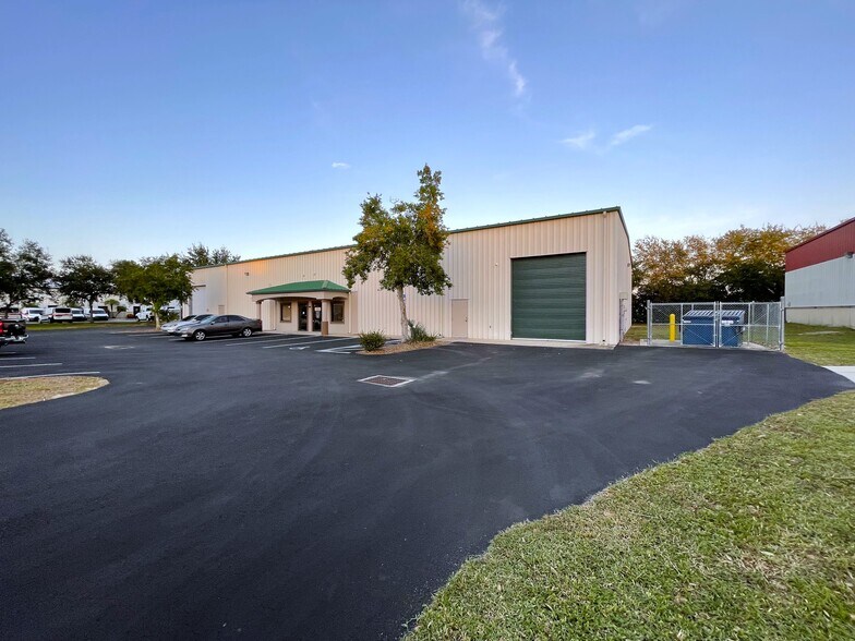More Photos Of 1811 Greenleaf Ln, Leesburg Warehouse For Lease