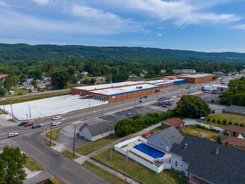 More Photos Of 425 N Gateway Ave, Rockwood Warehouse For Lease
