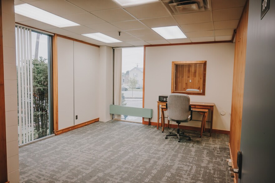 More Photos Of 136 Center St, Old Town Office For Sale