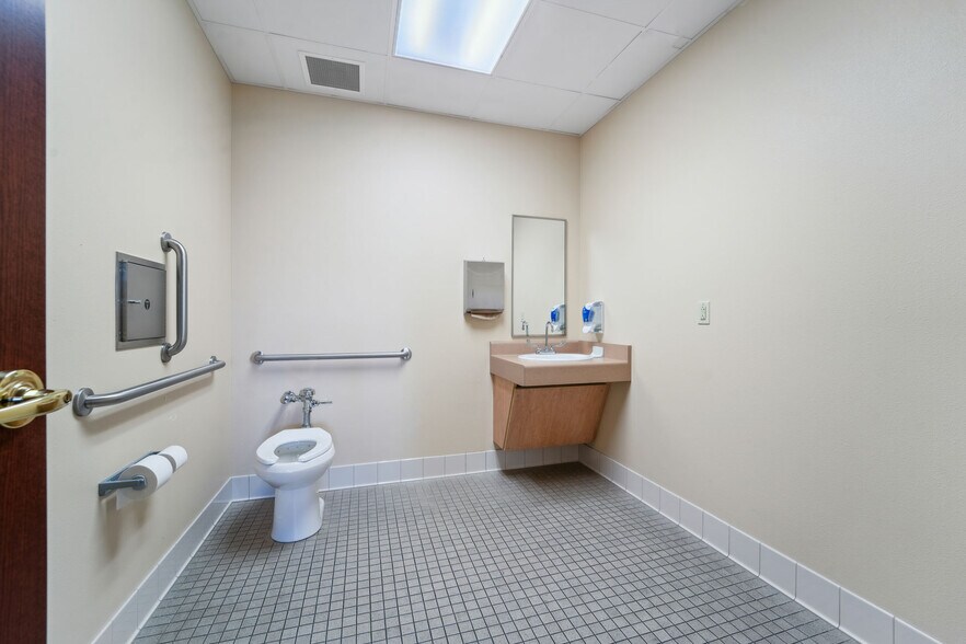 More Photos Of 790 Eastgate Dr, Ripon Medical For Sale