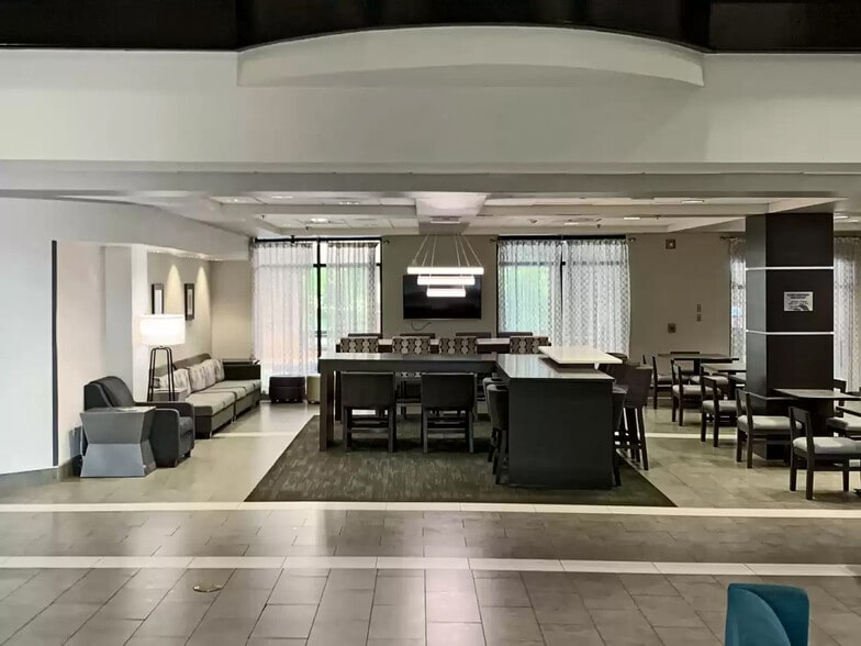 More Photos Of 129 Brickerton St, Columbus Hotel For Sale