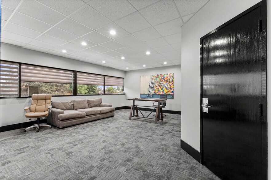 More Photos Of 15360 S Commerce Dr, Dearborn Office For Sale
