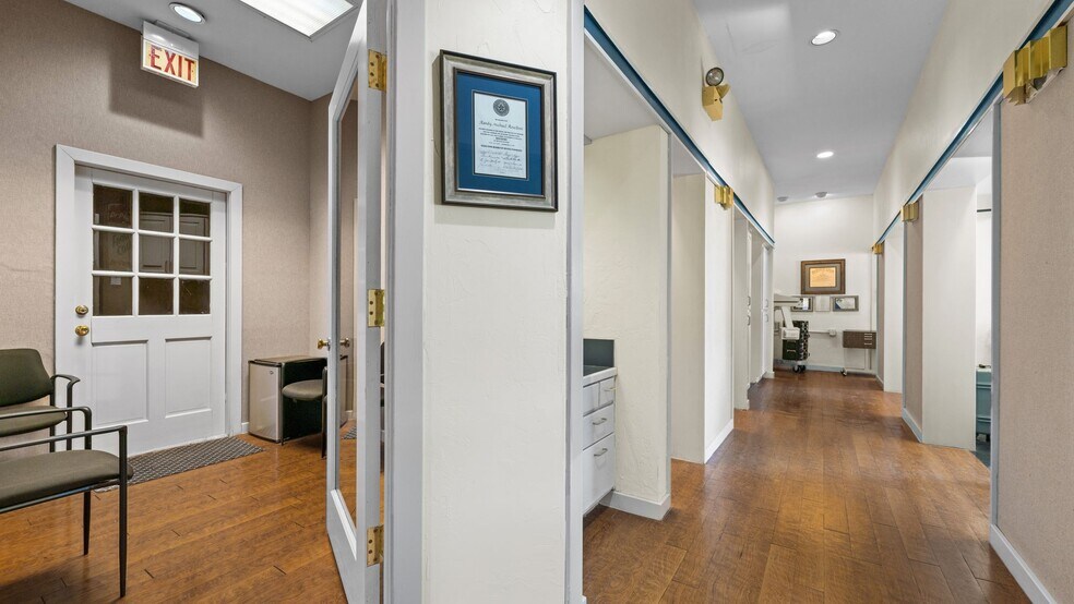 More Photos Of 189 Historic Town Sq, Lancaster Medical For Sale