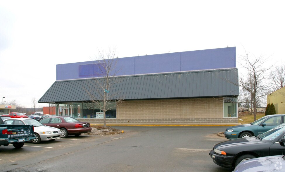 More Photos Of 350 Queen St, Southington Freestanding For Lease