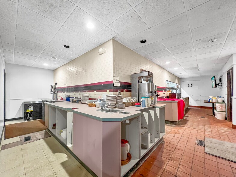 More Photos Of 15371 Highway 13 S, Hurricane Mills Restaurant For Lease