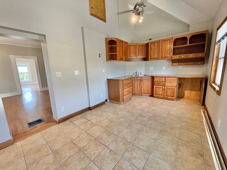 More Photos Of 1085 W Main St, Troy Medical For Sale