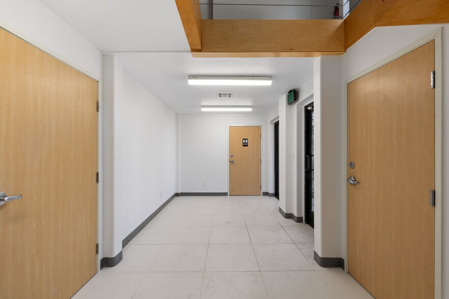 More Photos Of 18536 Oxnard St, Tarzana Warehouse For Sale