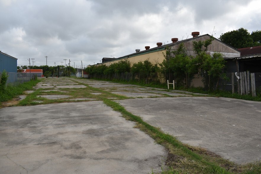 More Photos Of 3210 Leopard St, Corpus Christi General Retail For Sale
